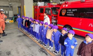 消防隊員の方からレスキュー車の機能について説明を聞くゆり1組男の子たちです。