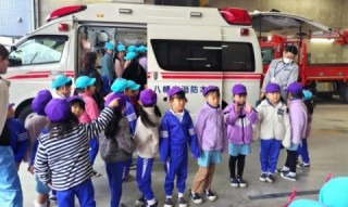 ゆり組女の子達チームは救急車の機能についての説明をして貰いました！