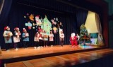 サンタクロースさんが舞台に現れると・・・子どもたちは大喜びで目を輝かせていました。