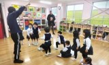 中村先生とグレッグ先生が子どもたちを楽しませながら英語を教えていました。