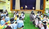 英語の中村先生、体育の平野、高橋先生たちによる、イリュージョン・マジックショーが始まりました。