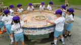 円形タイル張りの中にシャボン玉液が入っていて、子どもたちが大きなシャボンを作って遊べるものが揃っています。